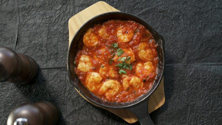Cuisiner avec une poêle en fonte non assaisonnée, ce qu’il faut savoir