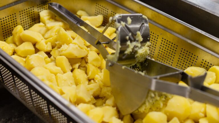 Purée Mousline : quelle dose de lait et d’eau utiliser pour une purée réussie ?