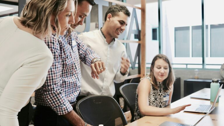 Fidéliser ses équipes sans se ruiner : 8 idées qui changent le quotidien au bureau