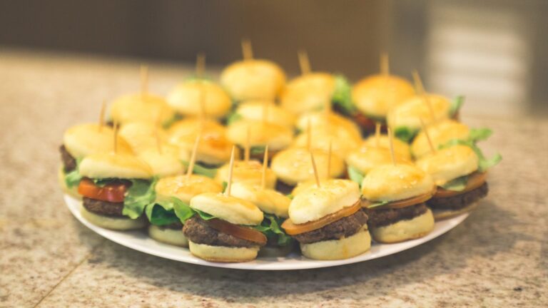 Mini-hamburgers pour l&rsquo;apéro : idées gourmandes à préparer chez soi