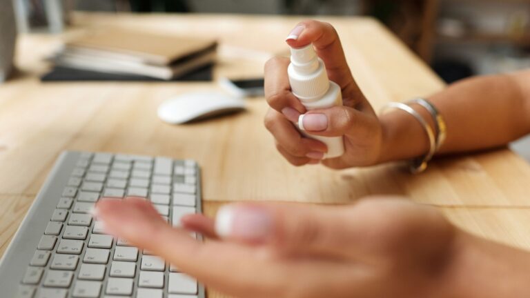 Que faire d&rsquo;un gel hydroalcoolique périmé ? usages et précautions