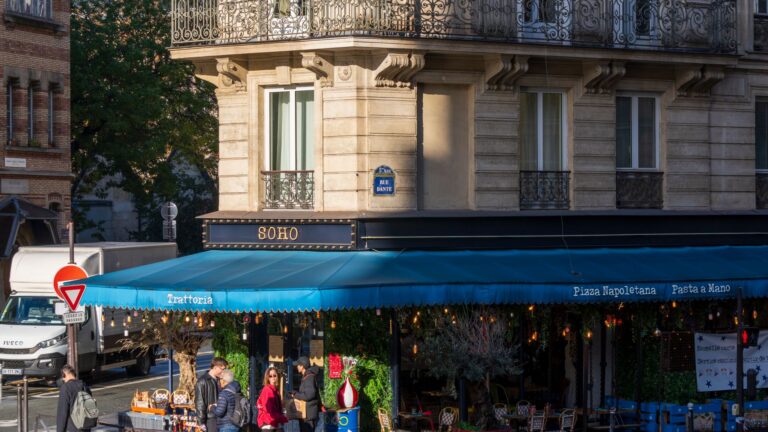 Café du Châtelet à Paris : terrasse animée en face des Halles