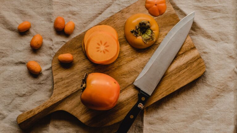 Comment se mange un kaki en salade salée sans masquer sa douceur ?