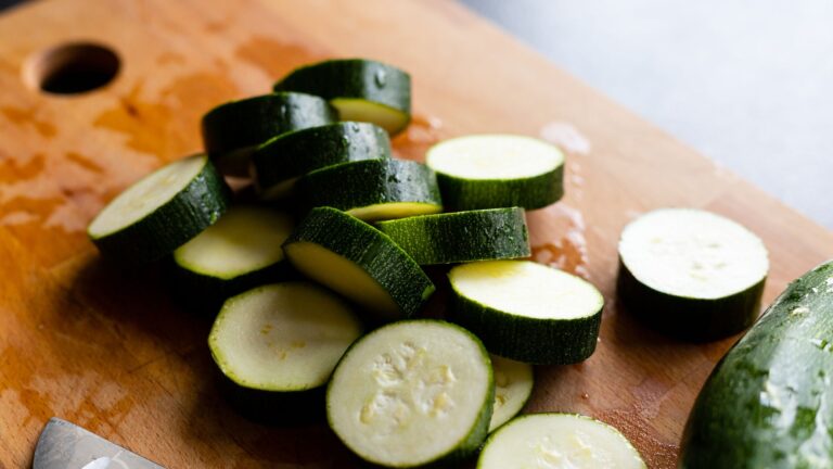 Comment réussir une pizza légère aux courgettes sans pâte à pizza ?