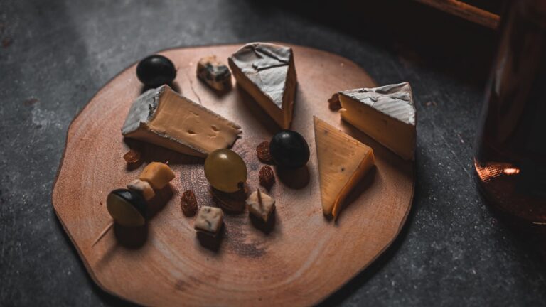 Emmental ou Gruyère : comprendre les différences essentielles