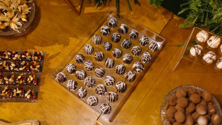 Truffes, chocolats fourrés, pralinés : quelle gourmandise choisir quand on a des invités ?