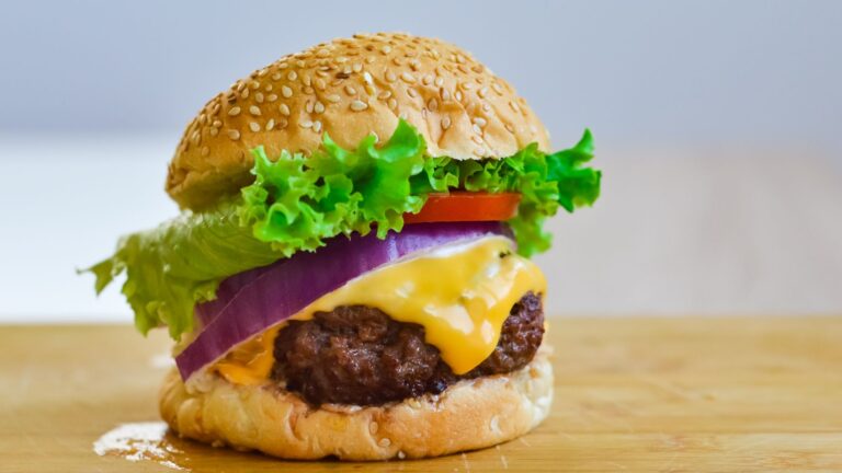 Calories dans un hamburger : chiffres et impact sur la santé