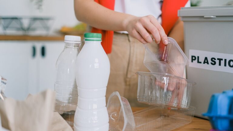 Enlever l&rsquo;huile de friture sur du plastique : astuces efficaces et simples
