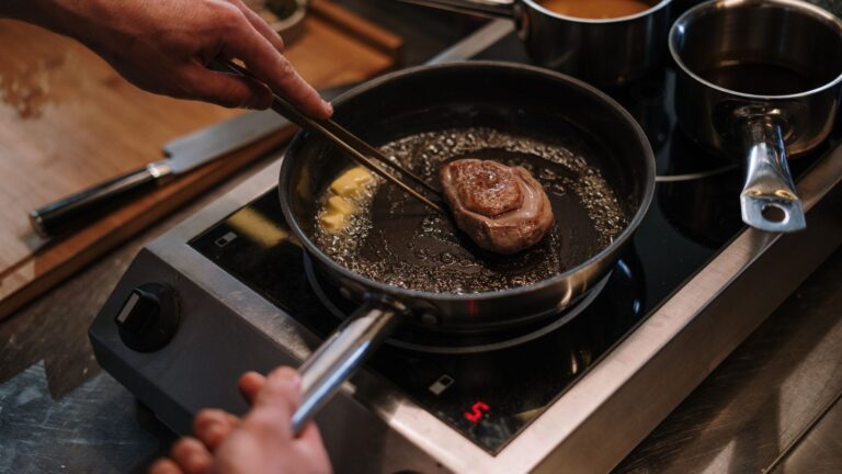 Cuisson du rumsteack à la poêle : astuces pour une viande juteuse